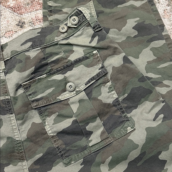 Woman’s AEO Army Camo Barrel Leg Cargo Pants - Picture 8 of 9